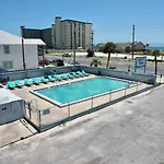 *Happy Place* Renovated Studio Pool & Beach Access