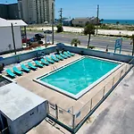 *Happy Place* Renovated Studio Pool & Beach Access