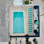 *Happy Place* Renovated Studio Pool & Beach Access