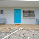 *Happy Place* Renovated Studio Pool & Beach Access