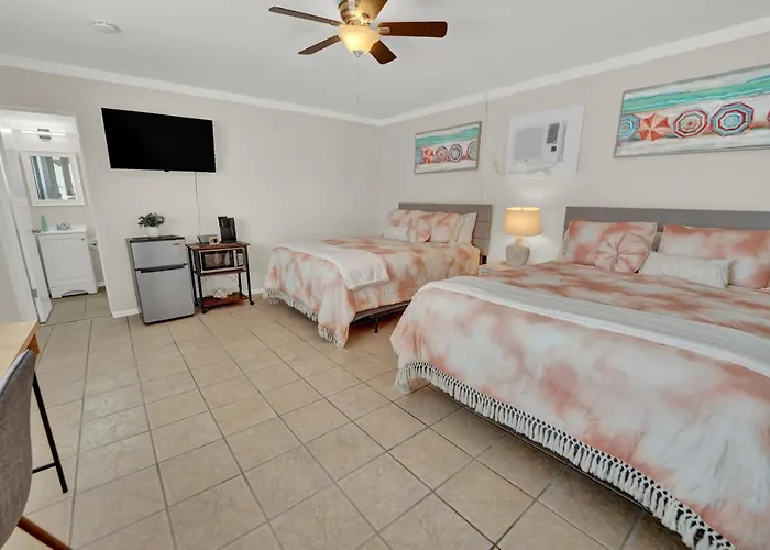 *Happy Place* Renovated Studio Pool & Beach Access