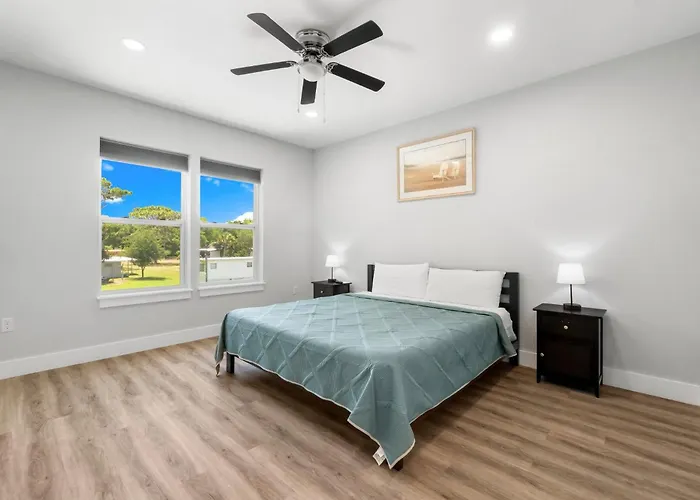 Modern Townhome Close To Beach, Restaurants, Entertainment! By Dolce Vita Getaways Pcb