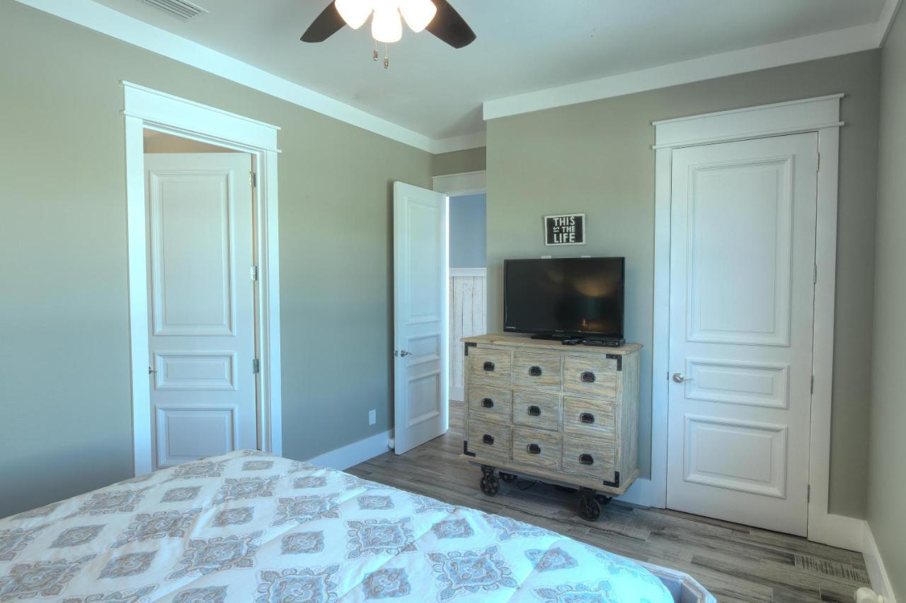 Making Waves - Huge Heated Beachfront Pool Hot Tub! In Pcb! Holiday home