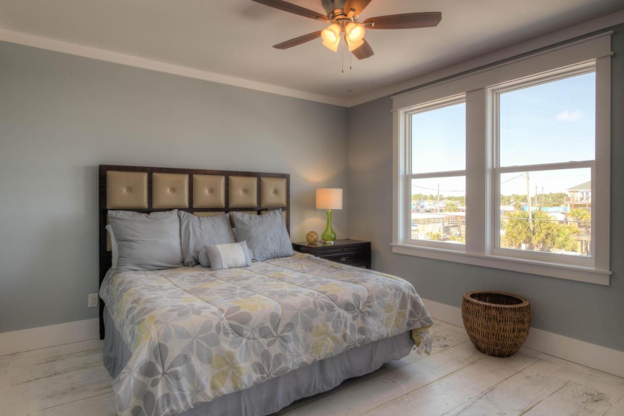 Holiday home Making Waves - Huge Heated Beachfront Pool Hot Tub! In Pcb!