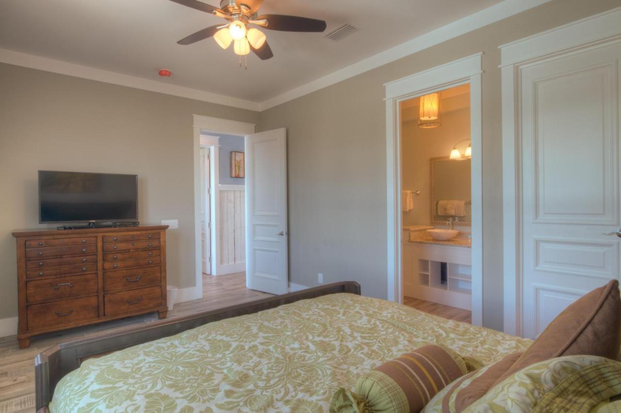 Making Waves - Huge Heated Beachfront Pool Hot Tub! In Pcb! Holiday home
