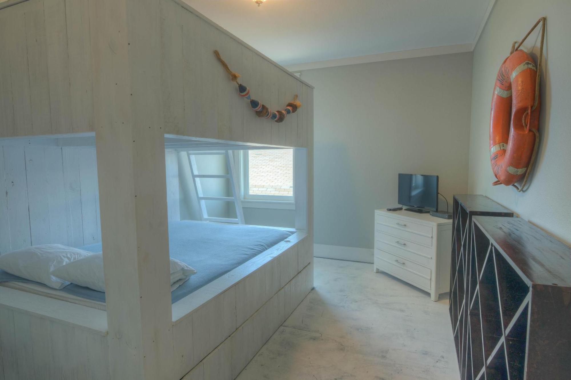Making Waves - Huge Heated Beachfront Pool Hot Tub! In Pcb! *