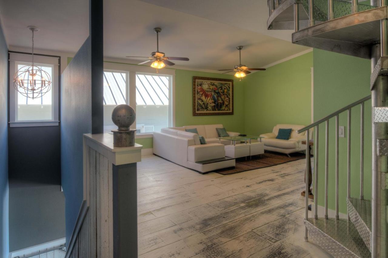 Holiday home Making Waves - Huge Heated Beachfront Pool Hot Tub! In Pcb! *
