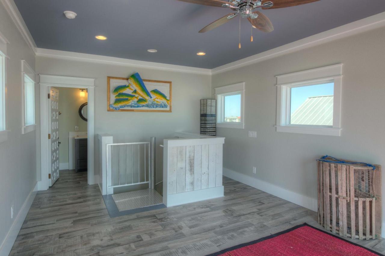 Holiday home Making Waves - Huge Heated Beachfront Pool Hot Tub! In Pcb!