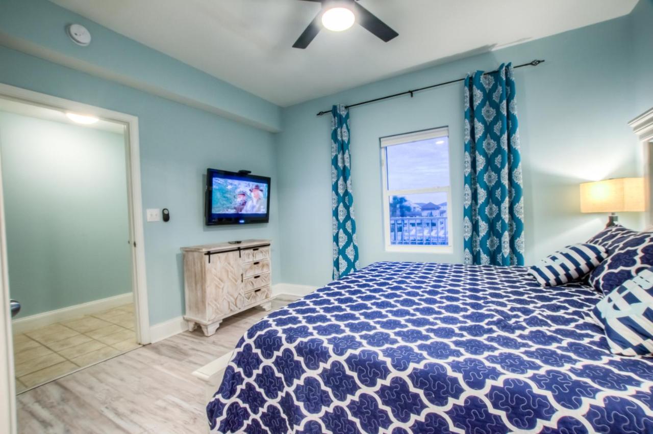Laketown Wharf 1136 By Aneliya