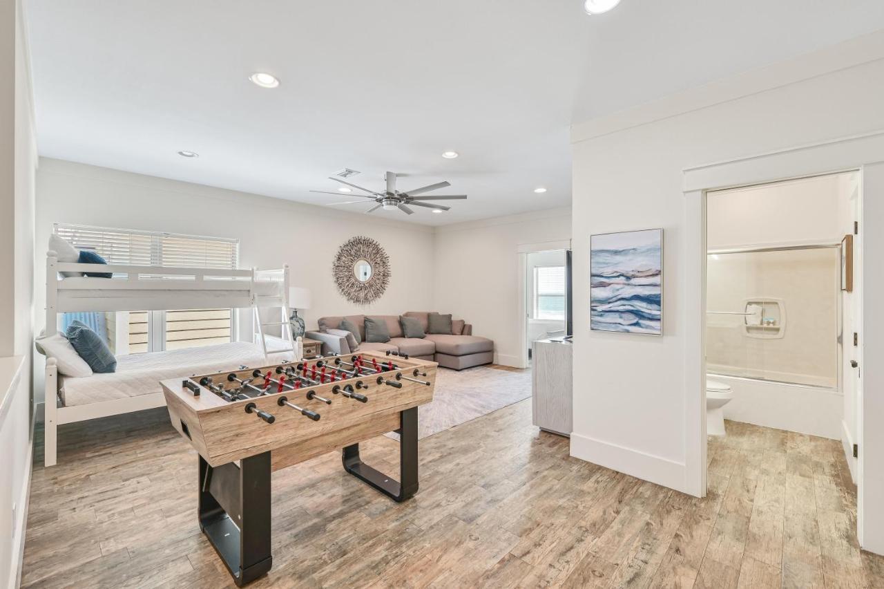 Fin - Heated Pool Hot Tub! Game Tables! Beachfront!!! Holiday home *