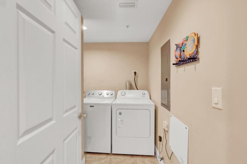 Treasure Island 707 - Gulf Front, Sunset Views, Heated Pool & Hot Tub! Apartment