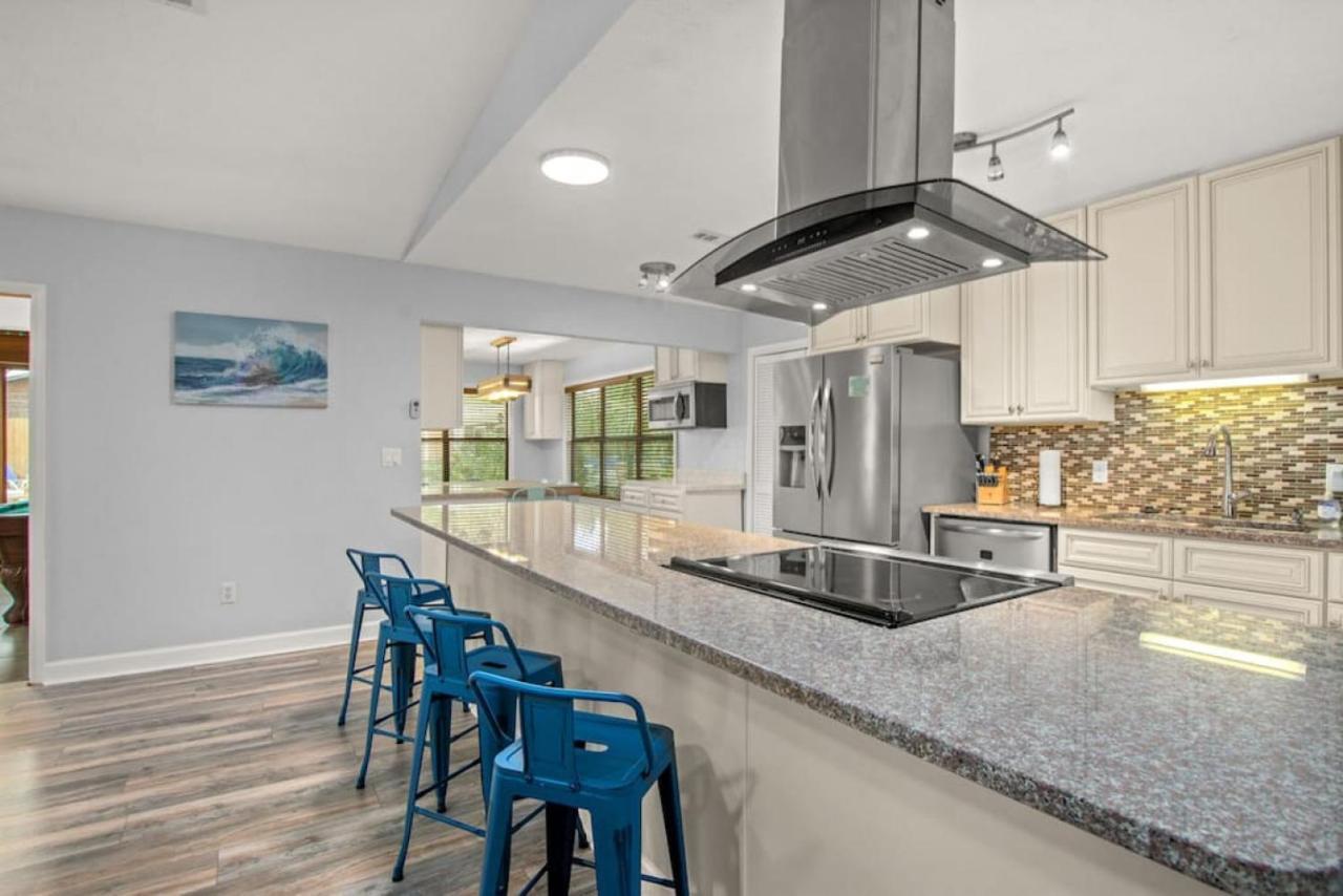 The Flip Flop Stop - Private Heated Pool, Pool House, Backyard Oasis And Game Holiday home *