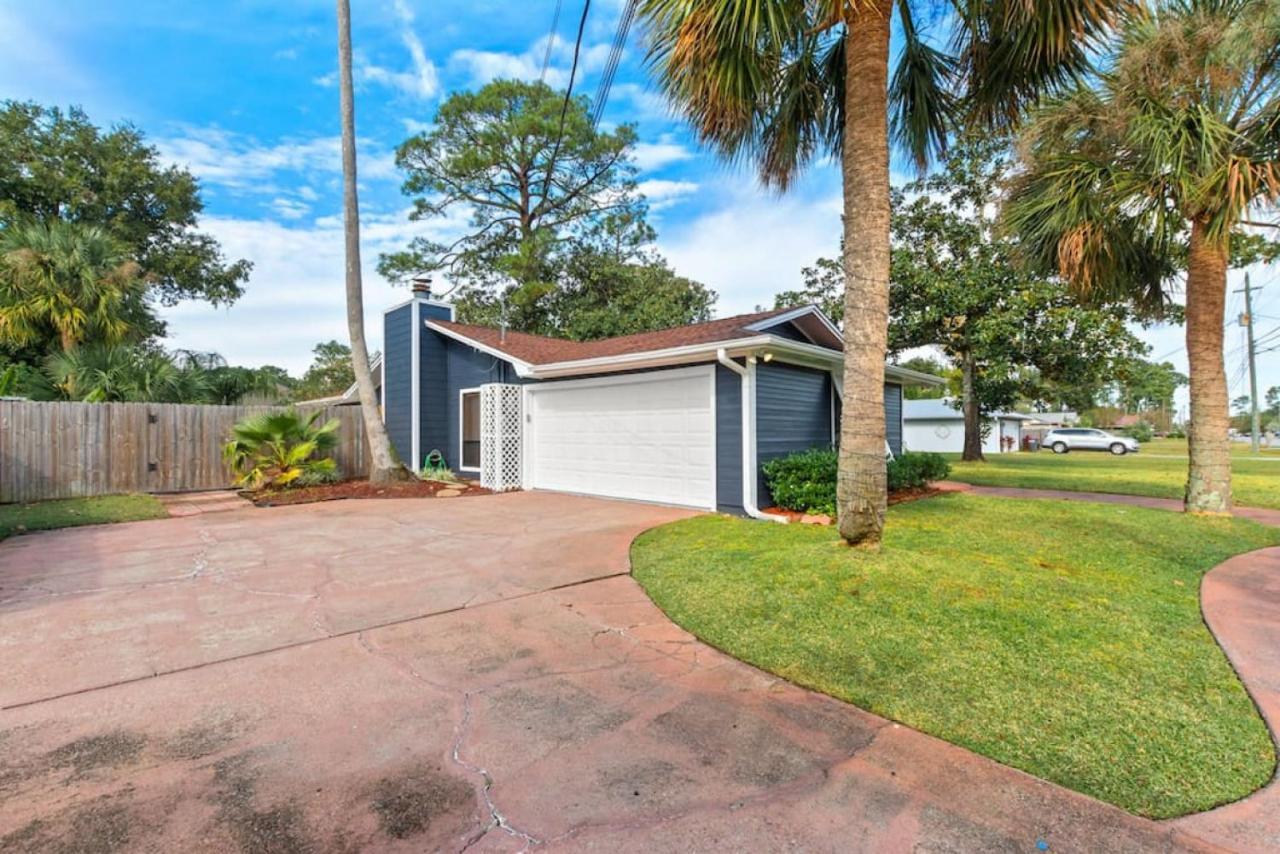 The Flip Flop Stop - Private Heated Pool, Pool House, Backyard Oasis And Game Holiday home *