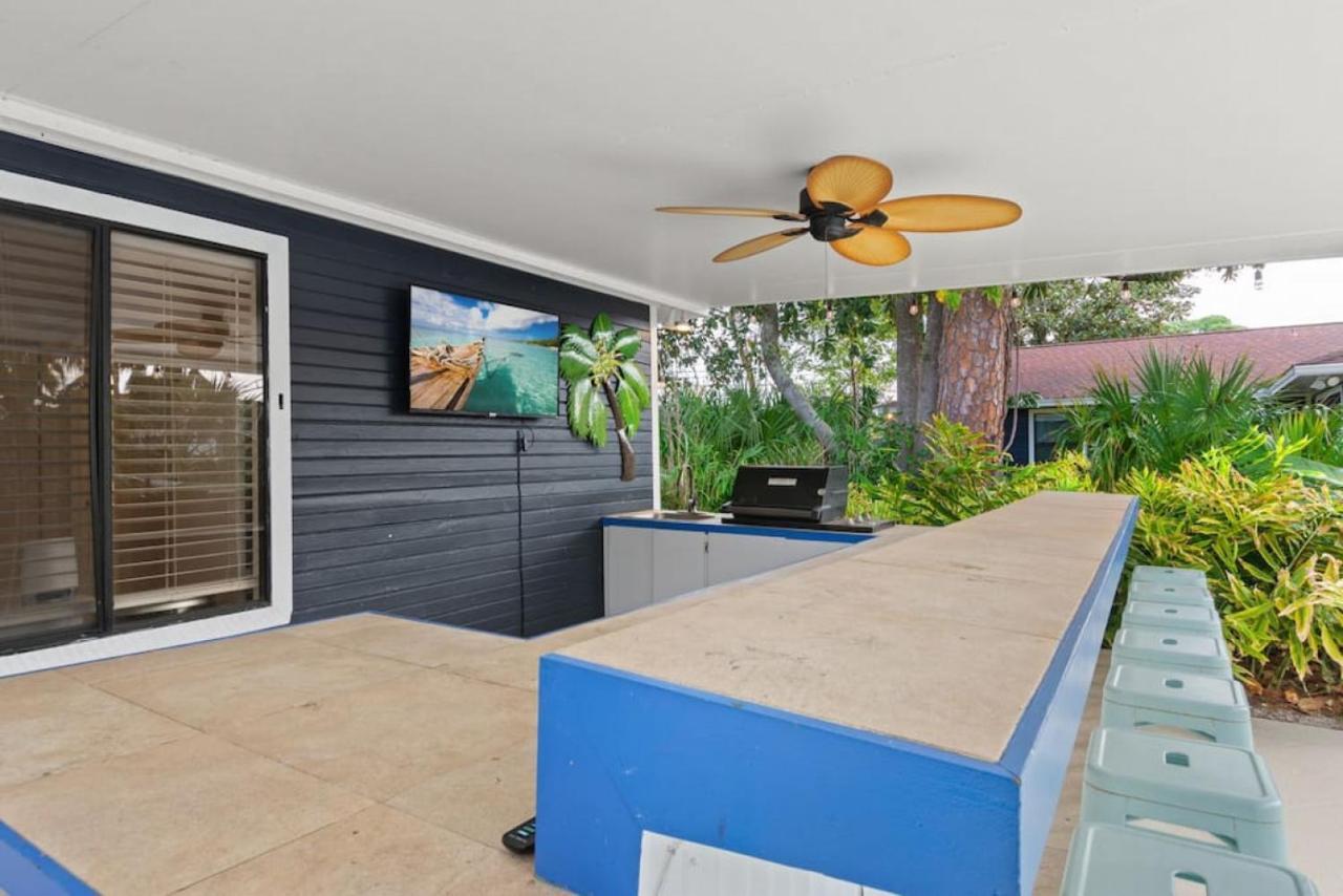 The Flip Flop Stop - Private Heated Pool, Pool House, Backyard Oasis And Game Holiday home
