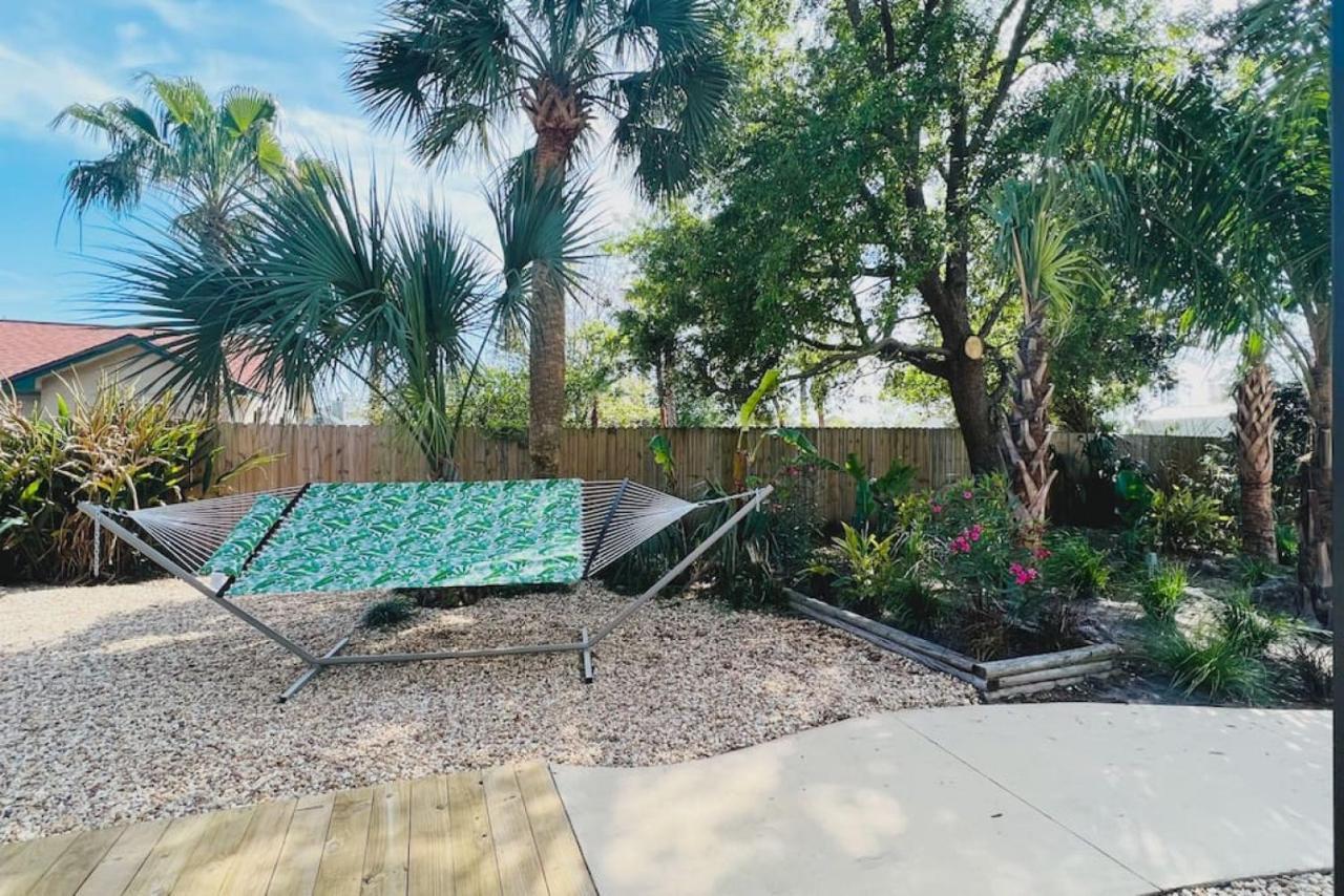 The Flip Flop Stop - Private Heated Pool, Pool House, Backyard Oasis And Game Holiday home *