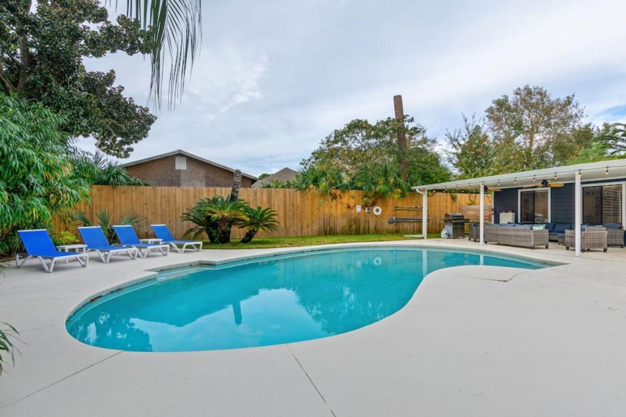 The Flip Flop Stop - Private Heated Pool, Pool House, Backyard Oasis And Game Holiday home *