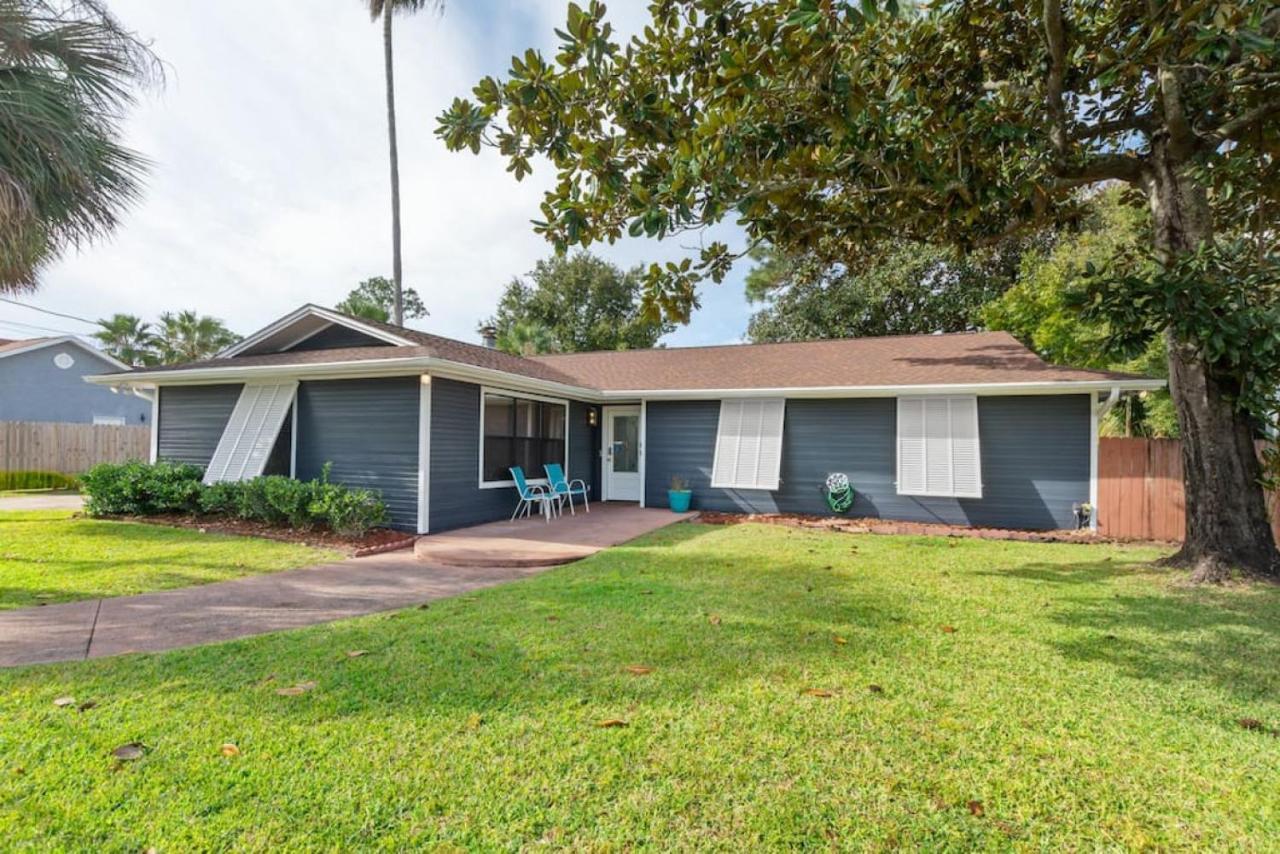 The Flip Flop Stop - Private Heated Pool, Pool House, Backyard Oasis And Game Holiday home *