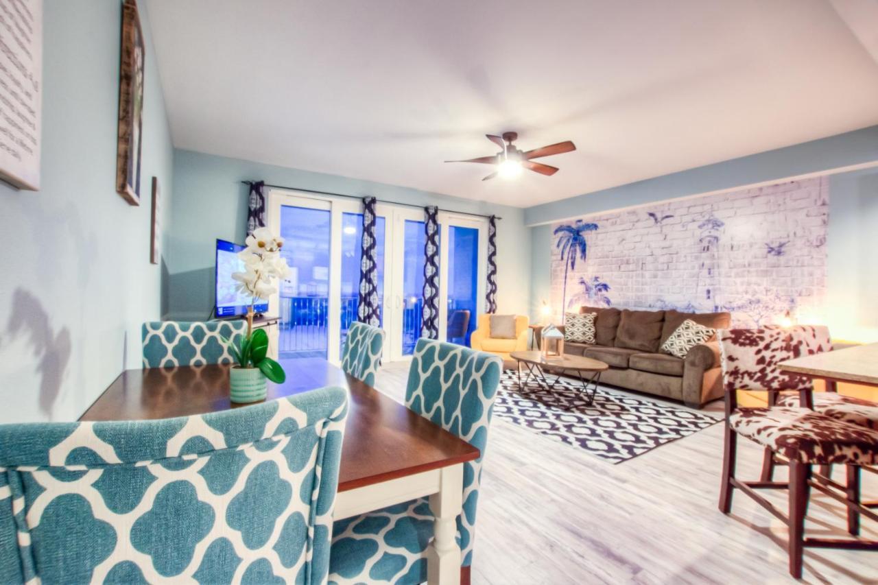 Laketown Wharf 1136 By Aneliya *