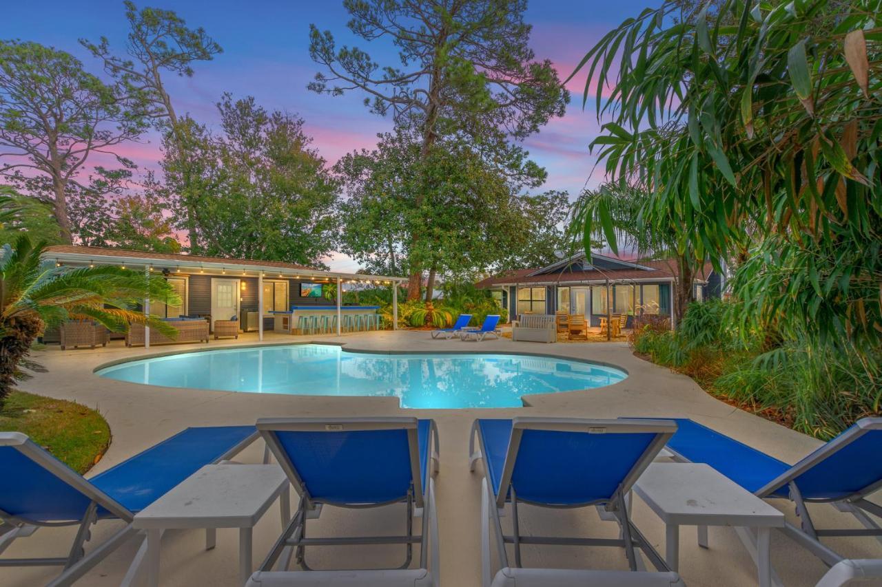 The Flip Flop Stop - Private Heated Pool, Pool House, Backyard Oasis And Game Holiday home