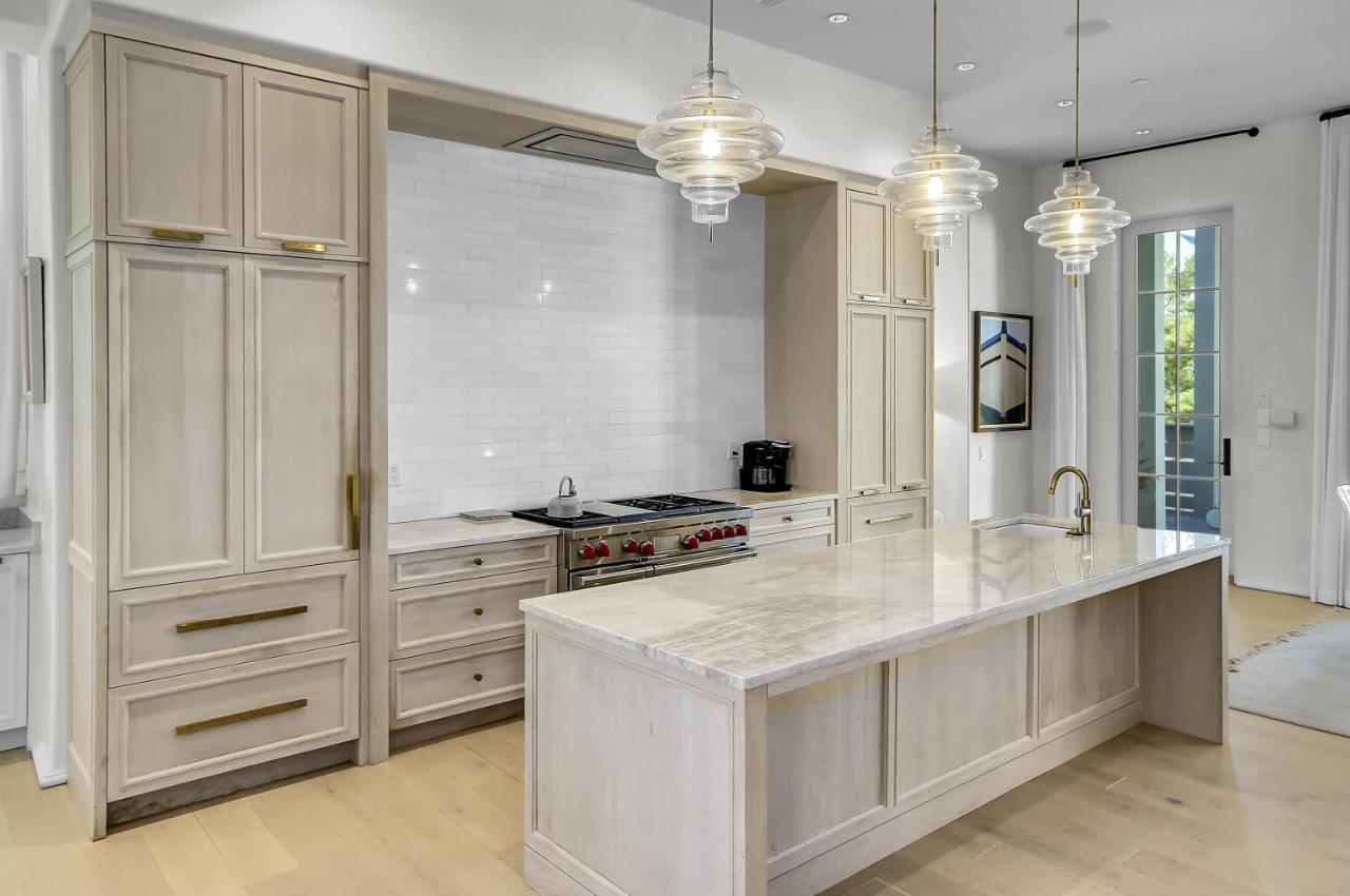 Apartment Private Pool, Gulf Views & Luxurious Features Throughout Lovely