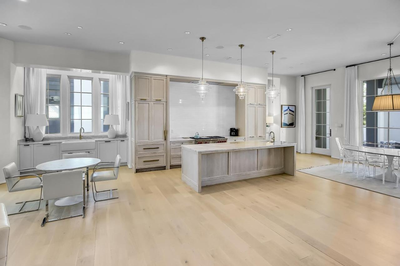 Private Pool, Gulf Views & Luxurious Features Throughout Lovely Apartment