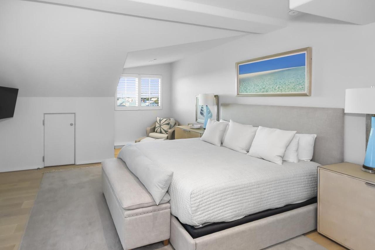 Private Pool, Gulf Views & Luxurious Features Throughout Lovely Apartment *