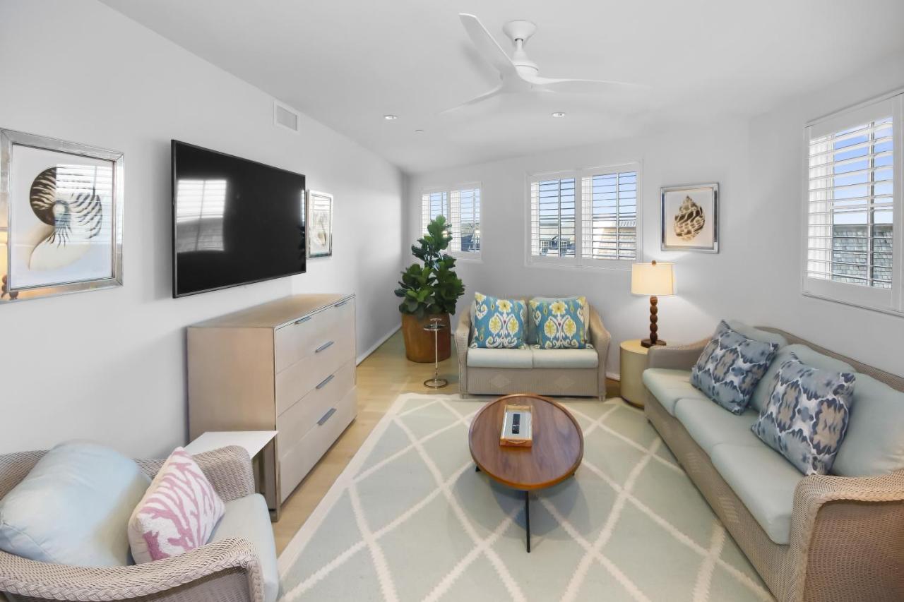 Private Pool, Gulf Views & Luxurious Features Throughout Lovely Apartment