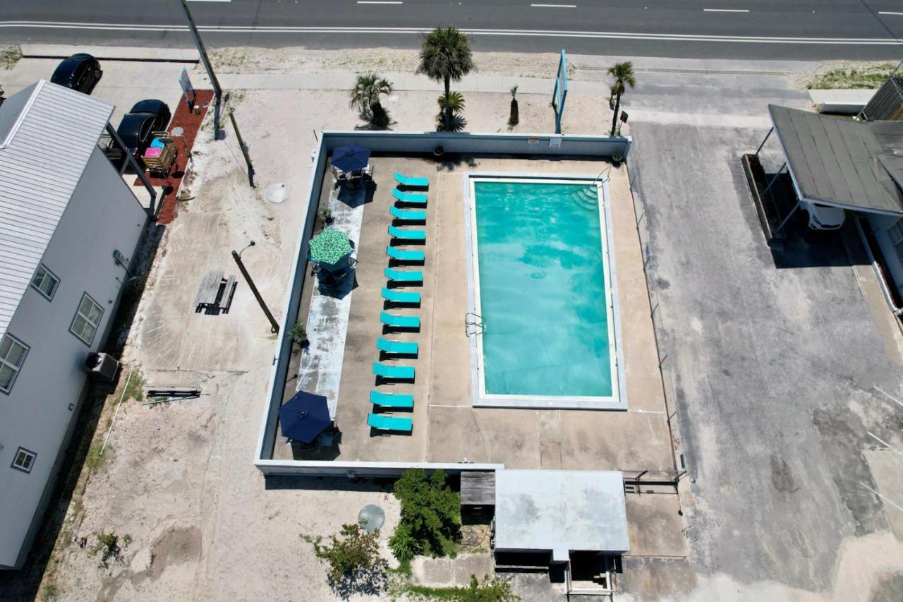 *happy Place* Renovated Studio Pool & Access Holiday home *