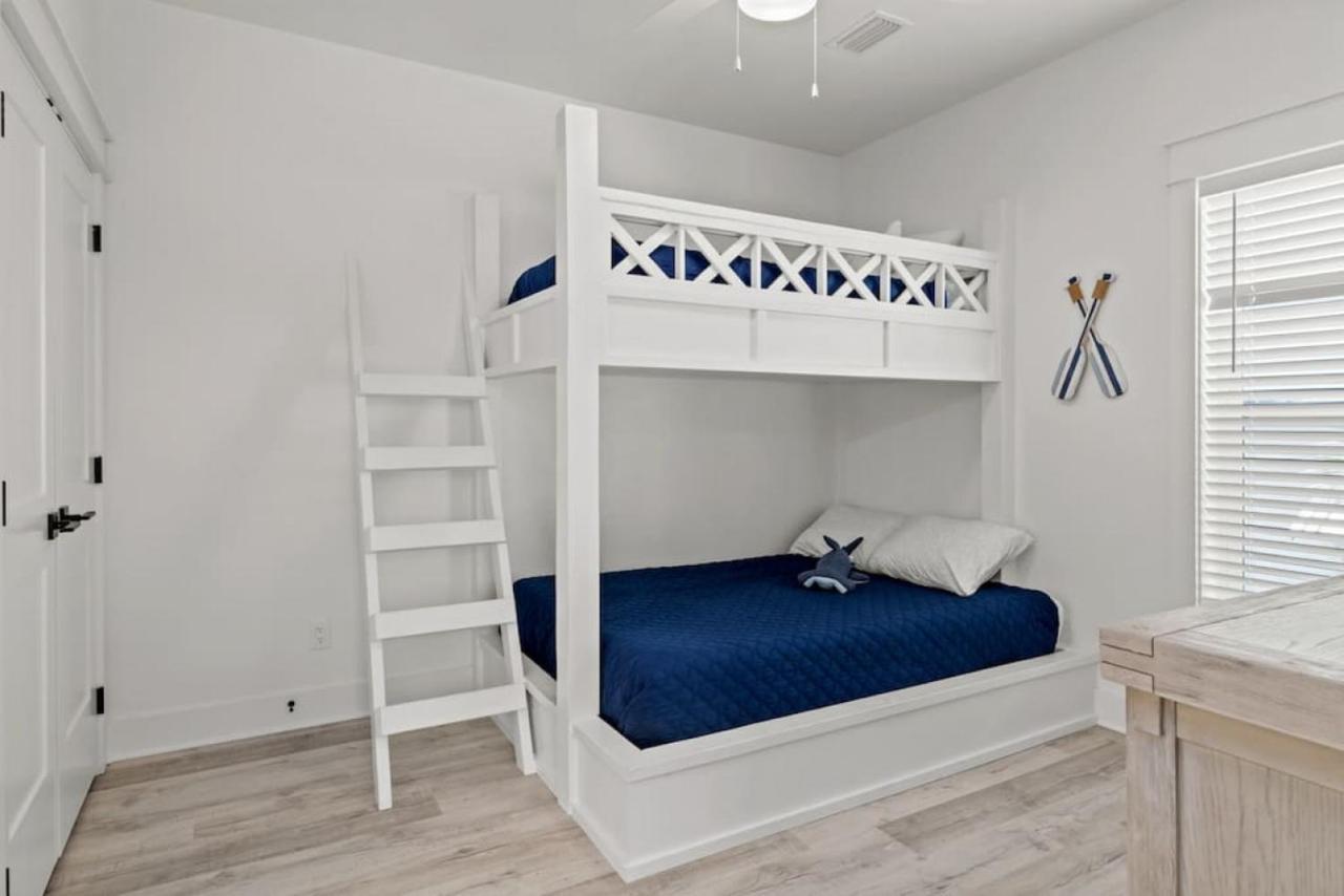 Lighthouse Landing-your New Coastal Haven Just A Short Walk To The Waves Holiday home