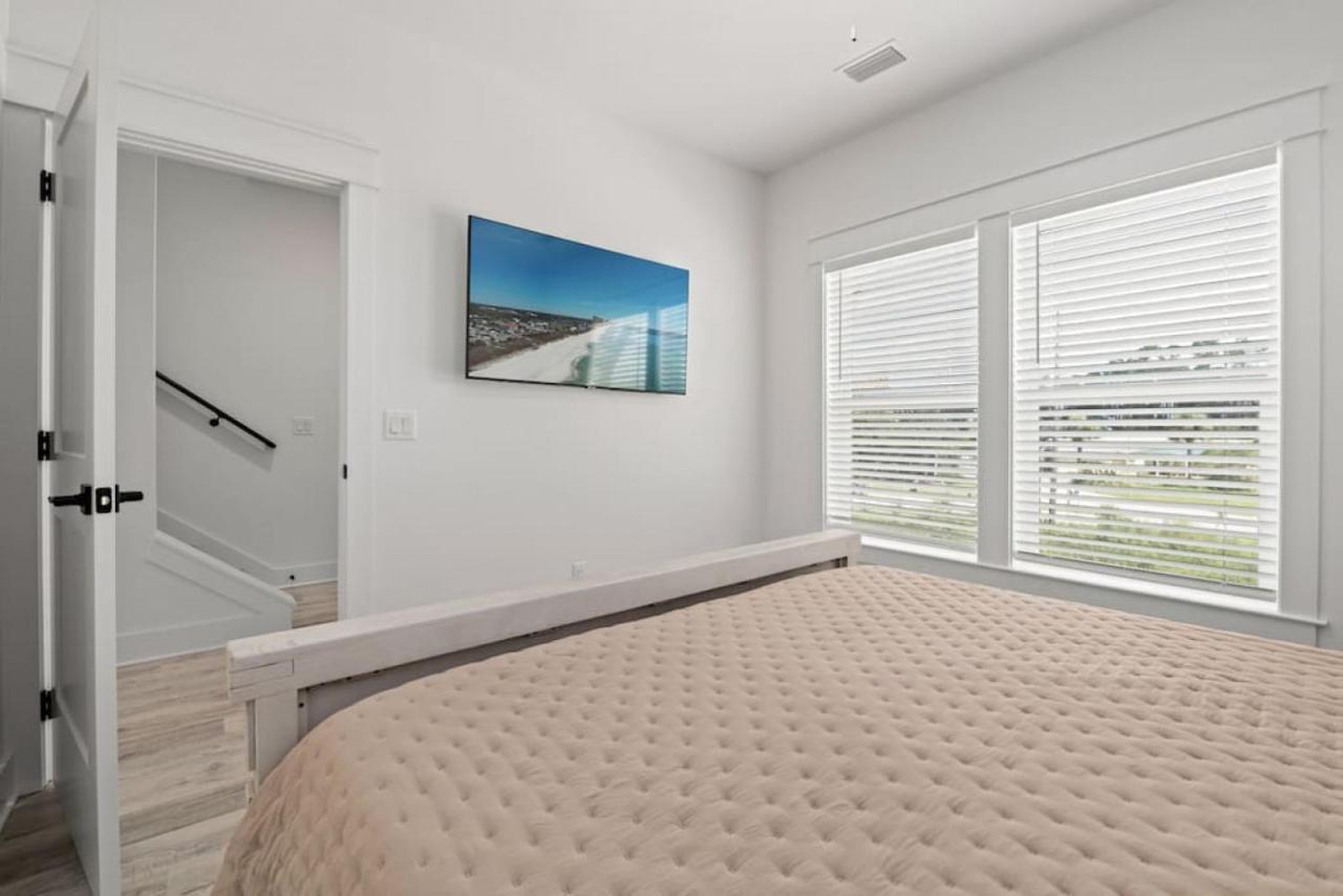 Lighthouse Landing-your New Coastal Haven Just A Short Walk To The Waves Holiday home *