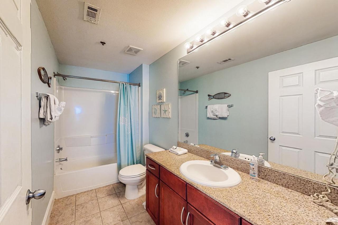 Laketown Wharf 1815 Apartment
