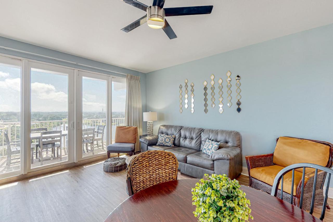 Laketown Wharf 938 *