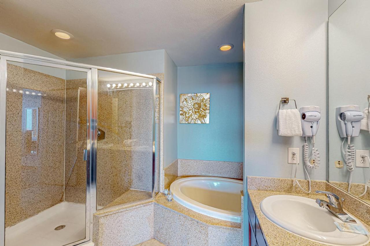 Laketown Wharf 938 Apartment