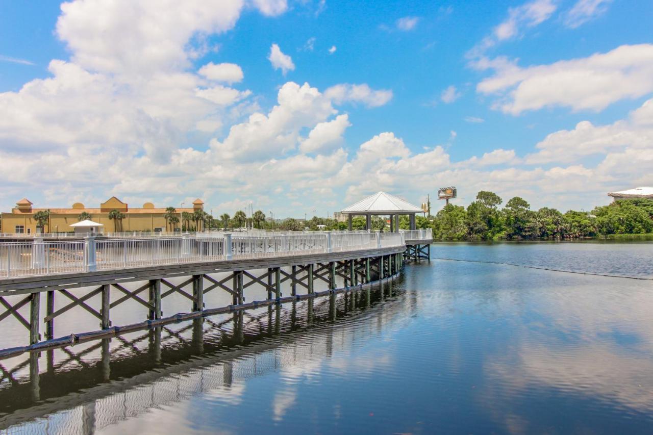 Laketown Wharf 938