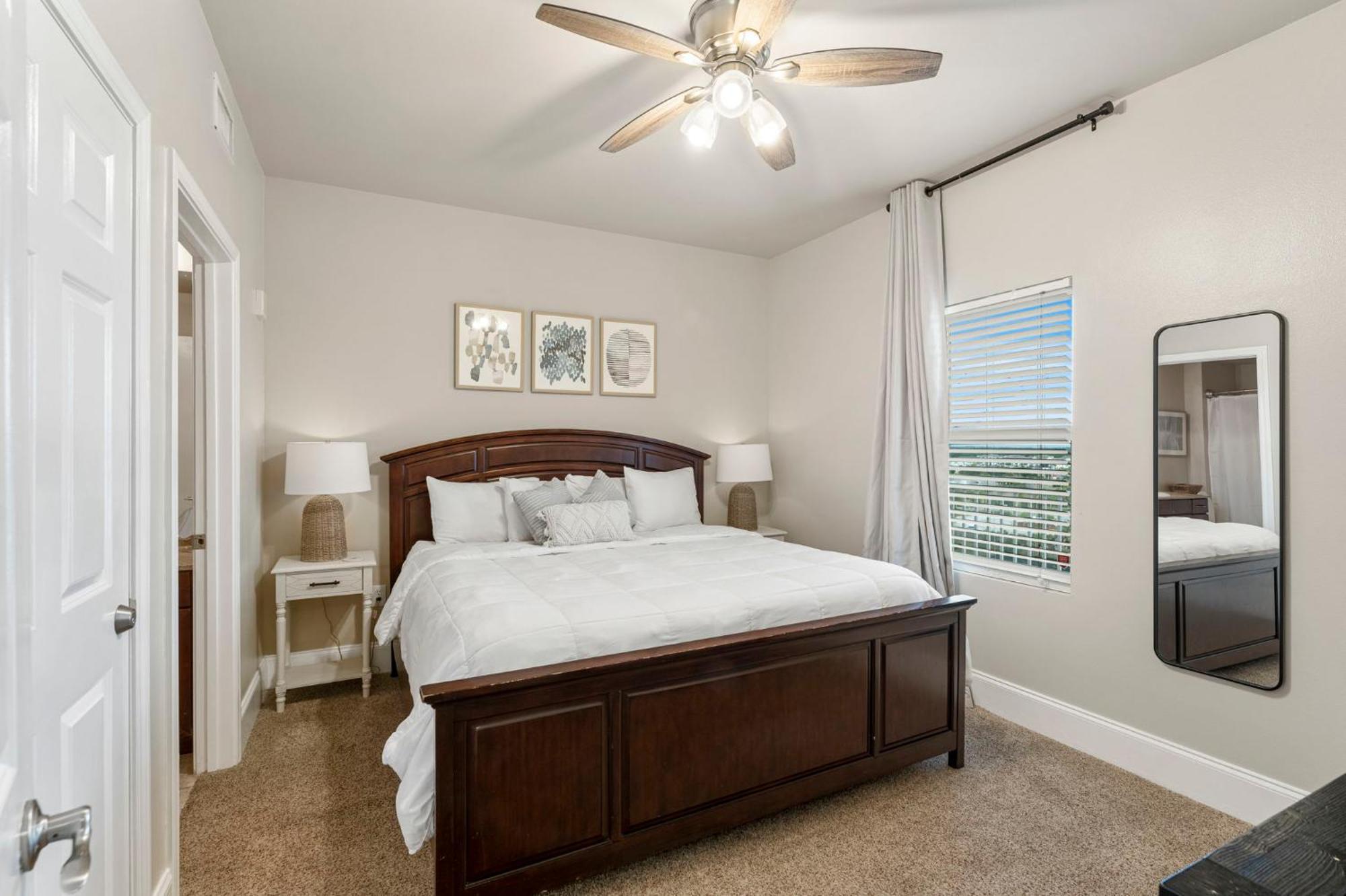 Laketown Wharf 0702 Apartment *