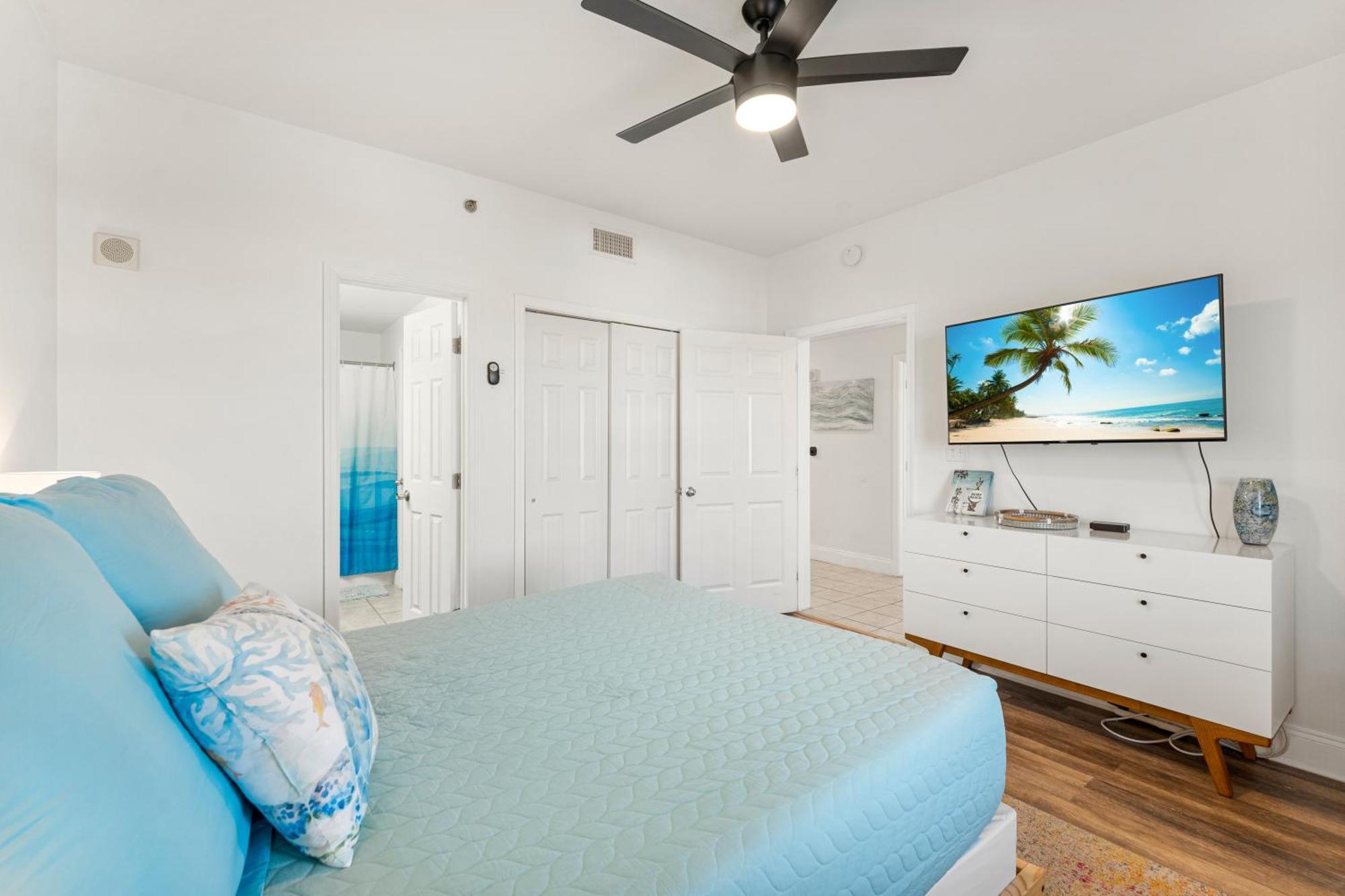 Apartment Luxurious 4 Bedroom Condo! Gulf Views! Sleeps 10 & Easy Access! By Dolce Getaways Pcb