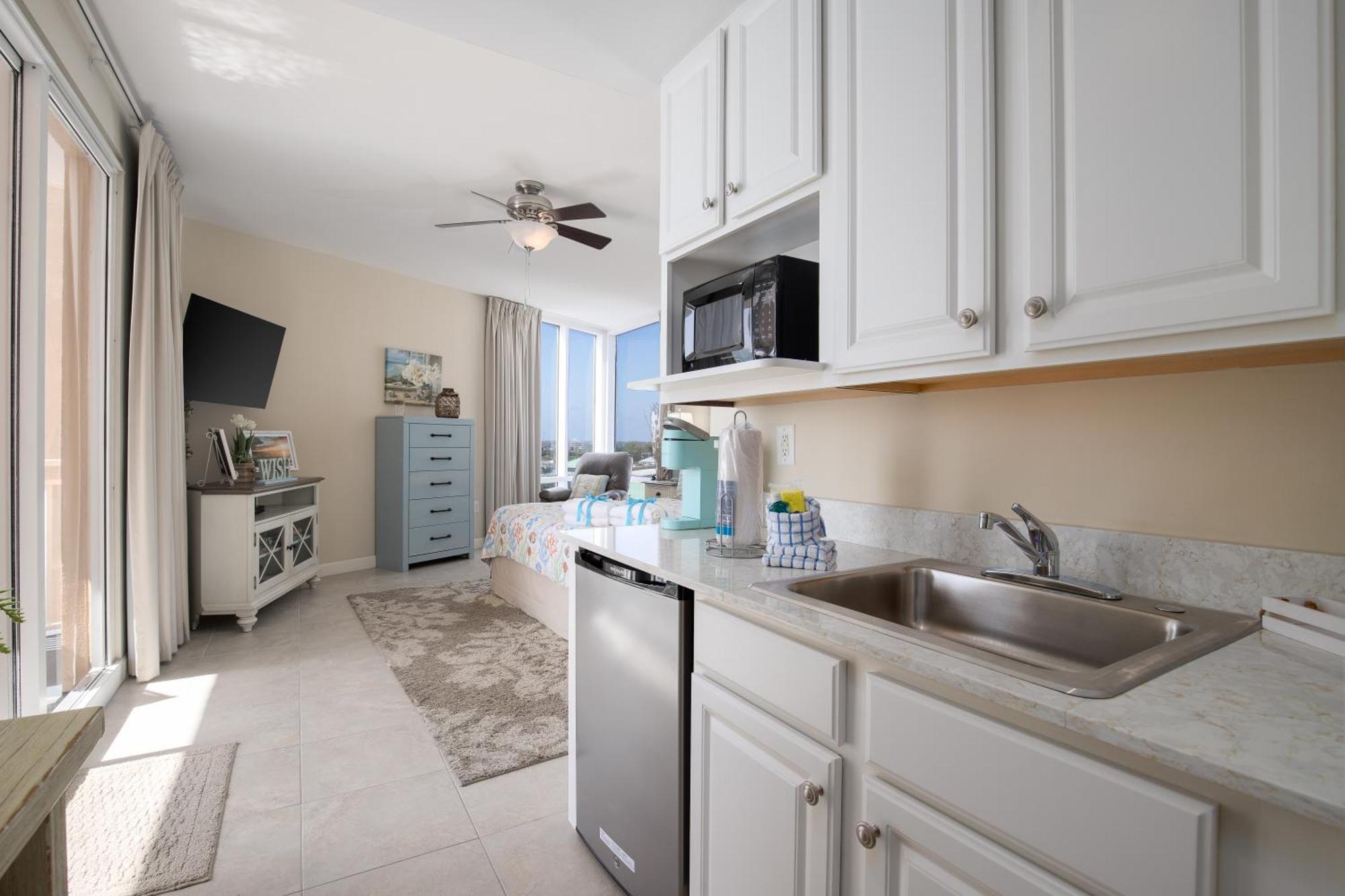 Water Park On-site! 2 Beachfront Master Suites! Corner Balcony Views! Holiday home