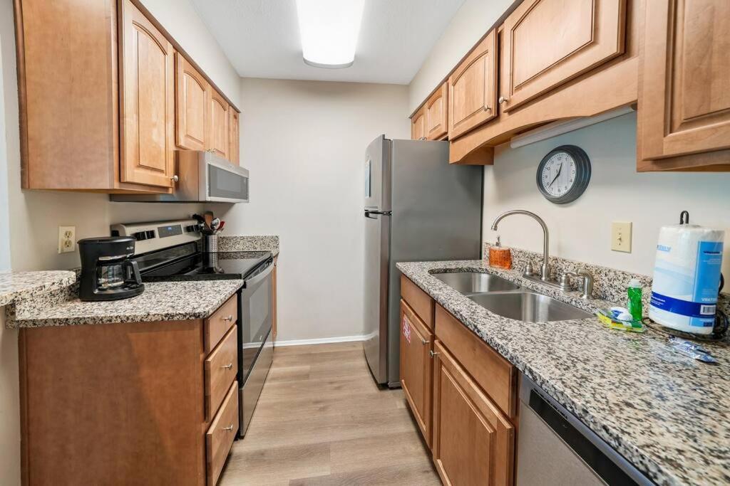 Cozy And Bright On Private Section Of With A Pool!