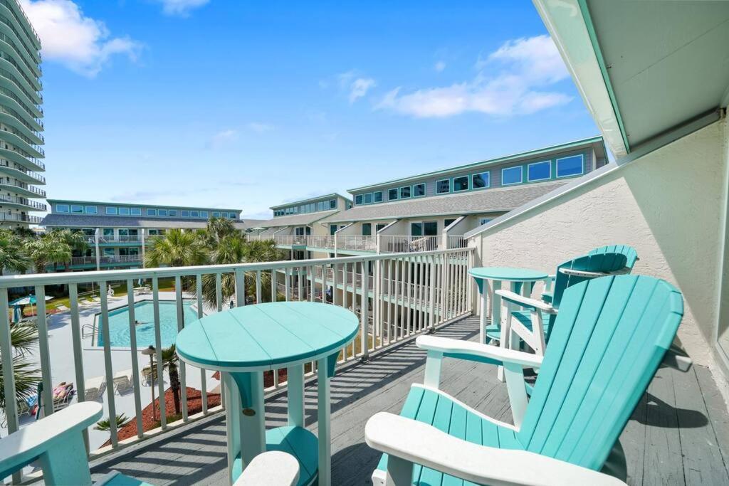Cozy And Bright On Private Section Of With A Pool! *