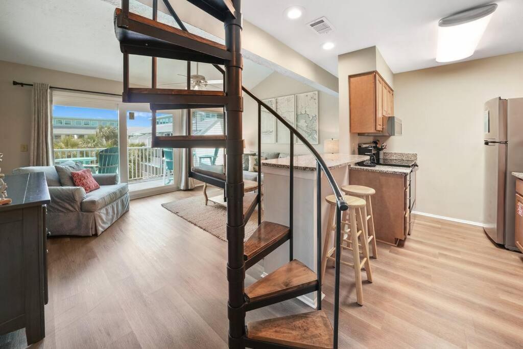 Cozy And Bright On Private Section Of With A Pool! Apartment