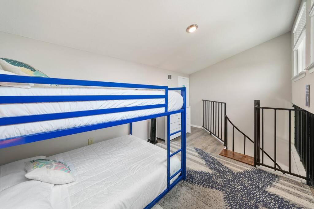Cozy And Bright On Private Section Of With A Pool! *