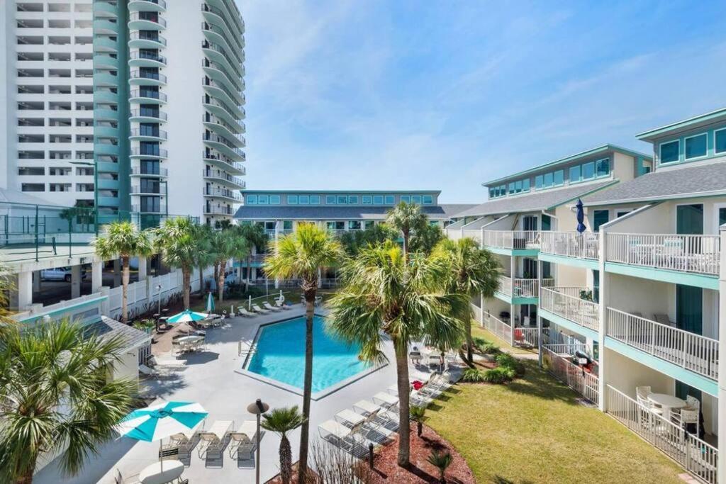 Cozy And Bright On Private Section Of With A Pool! Apartment