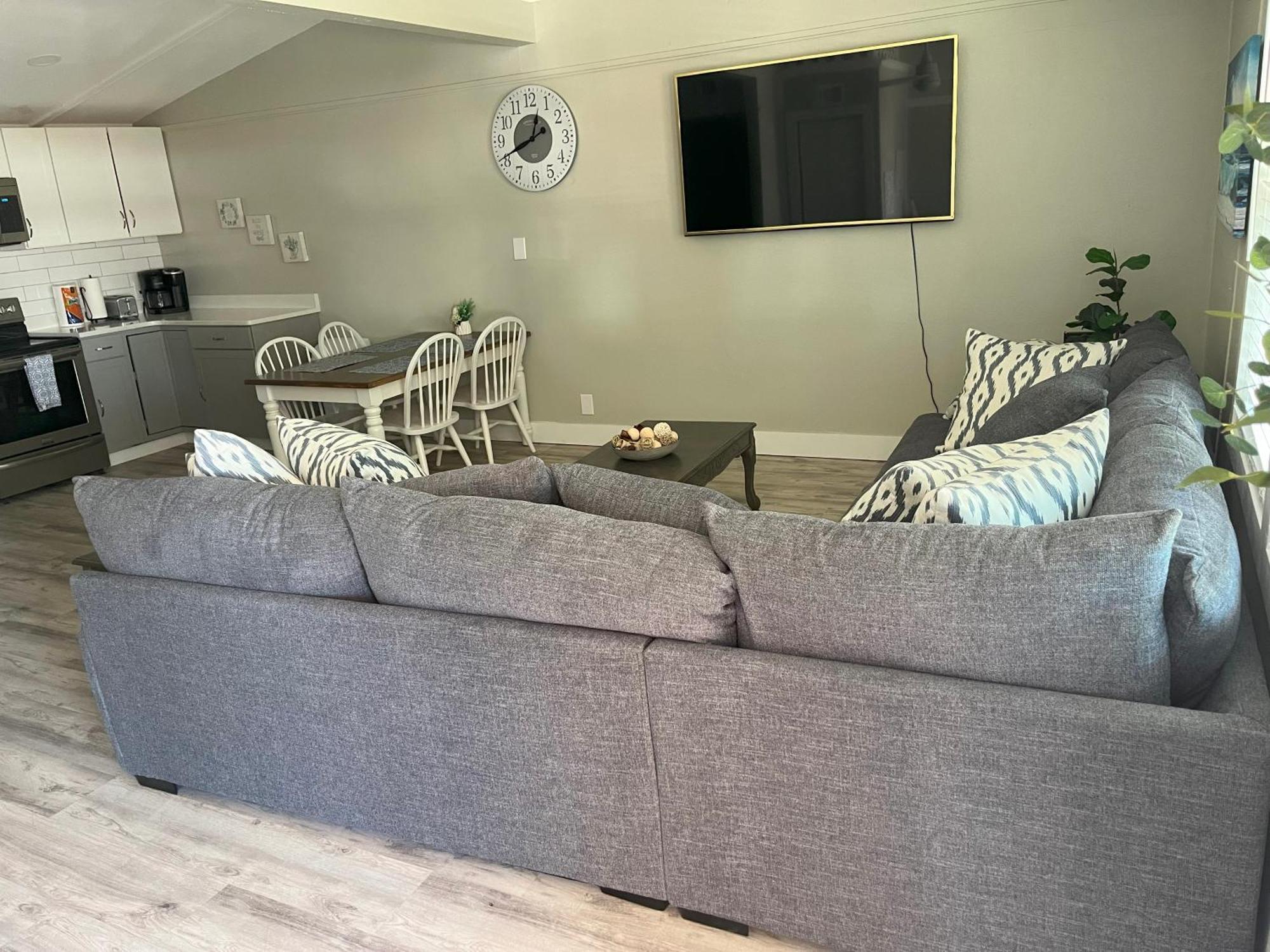 2 Bedroom Duplex In Panama Florida -upstairs Unit Apartment *