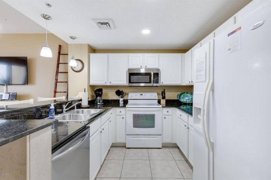Apartment 207 West Tower Floor Great Views *