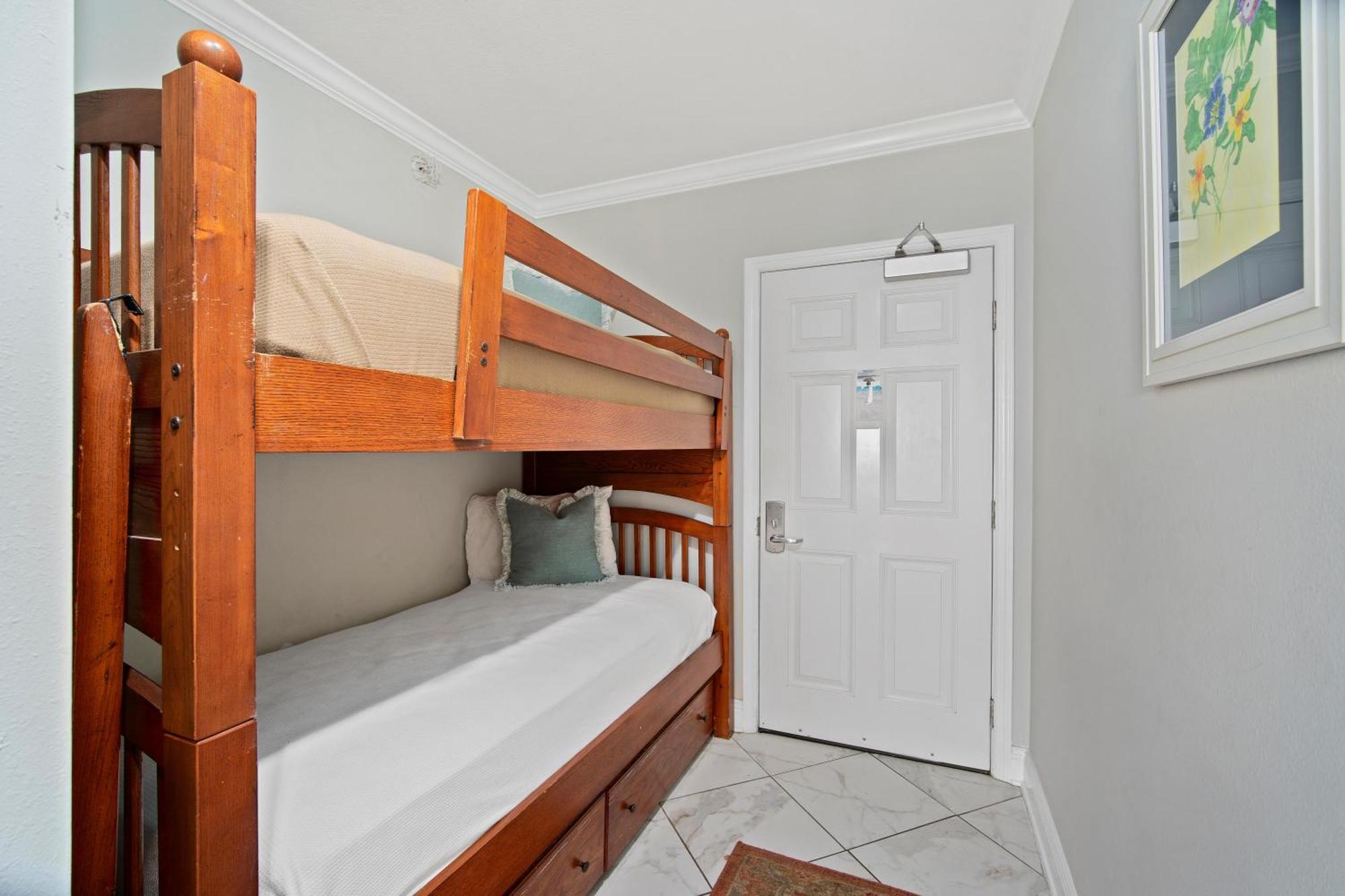Emerald 2325 Apartment