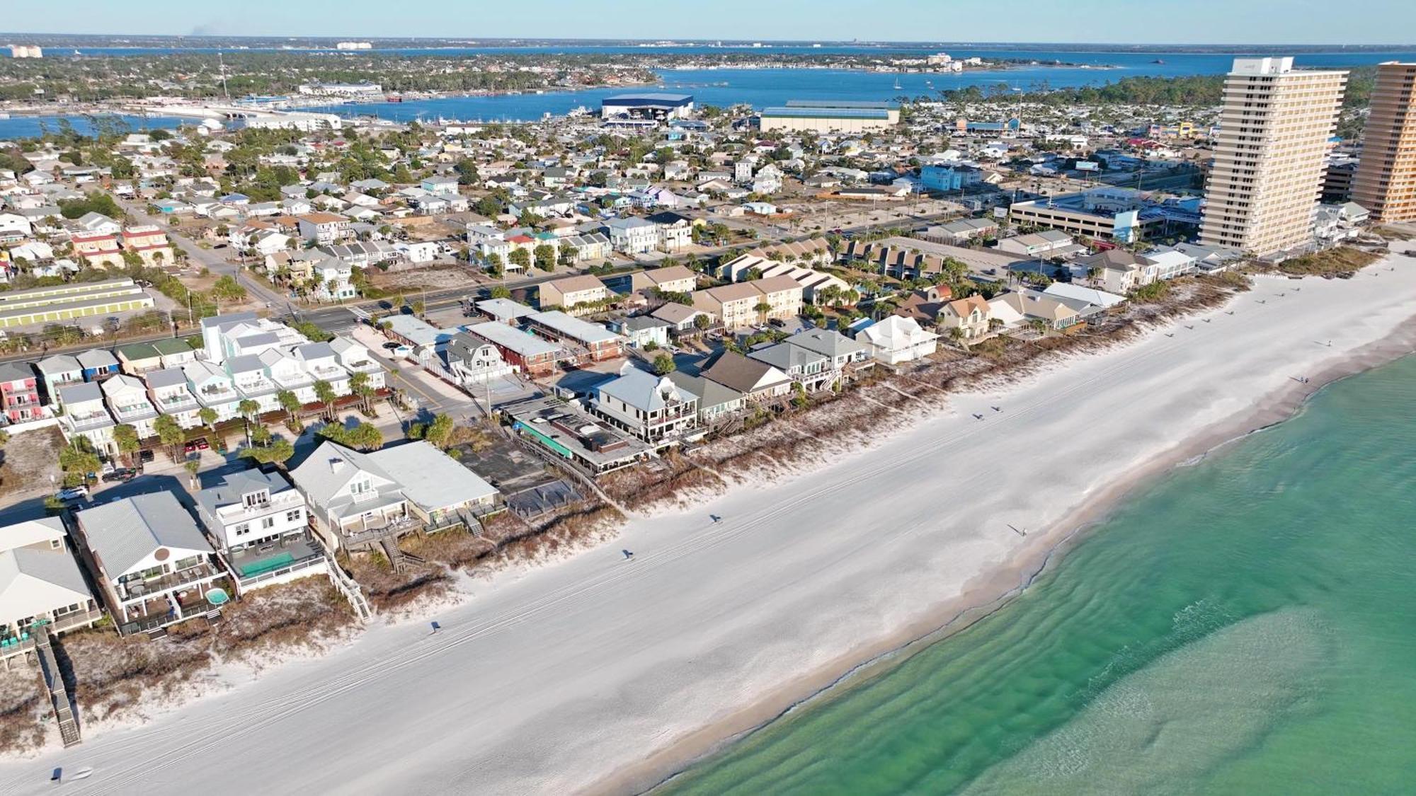 Making Waves - Huge Heated Beachfront Pool Hot Tub! In Pcb! Holiday home