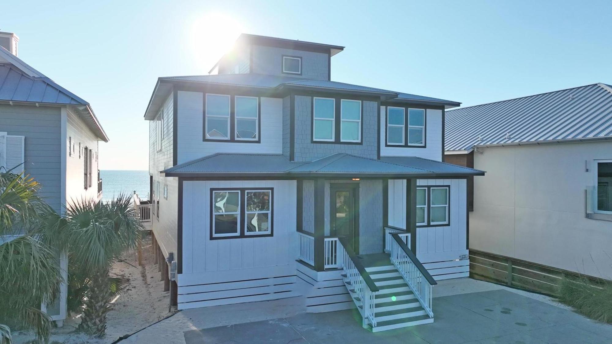 Holiday home Making Waves - Huge Heated Beachfront Pool Hot Tub! In Pcb!