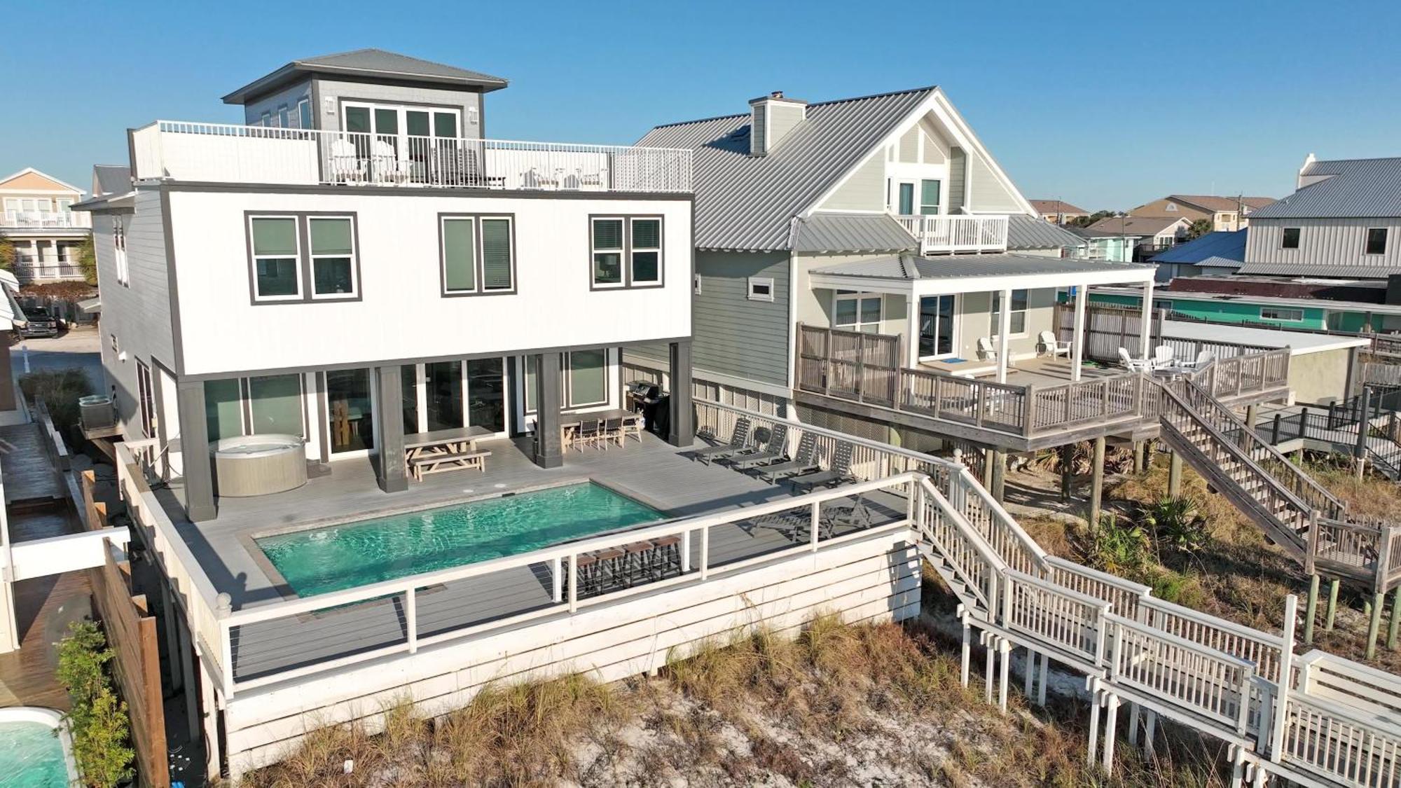 Making Waves - Huge Heated Beachfront Pool Hot Tub! In Pcb! Holiday home