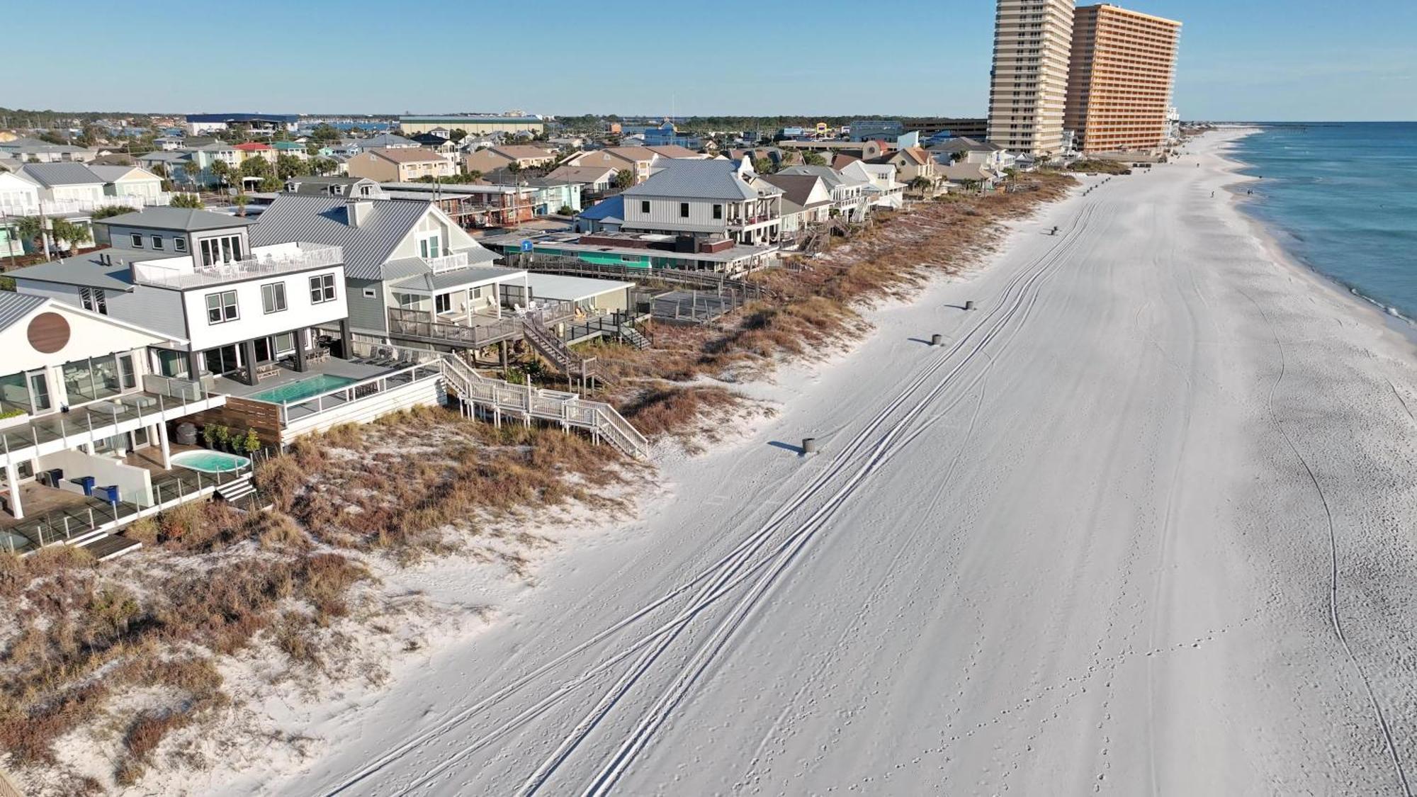 Holiday home Making Waves - Huge Heated Beachfront Pool Hot Tub! In Pcb!