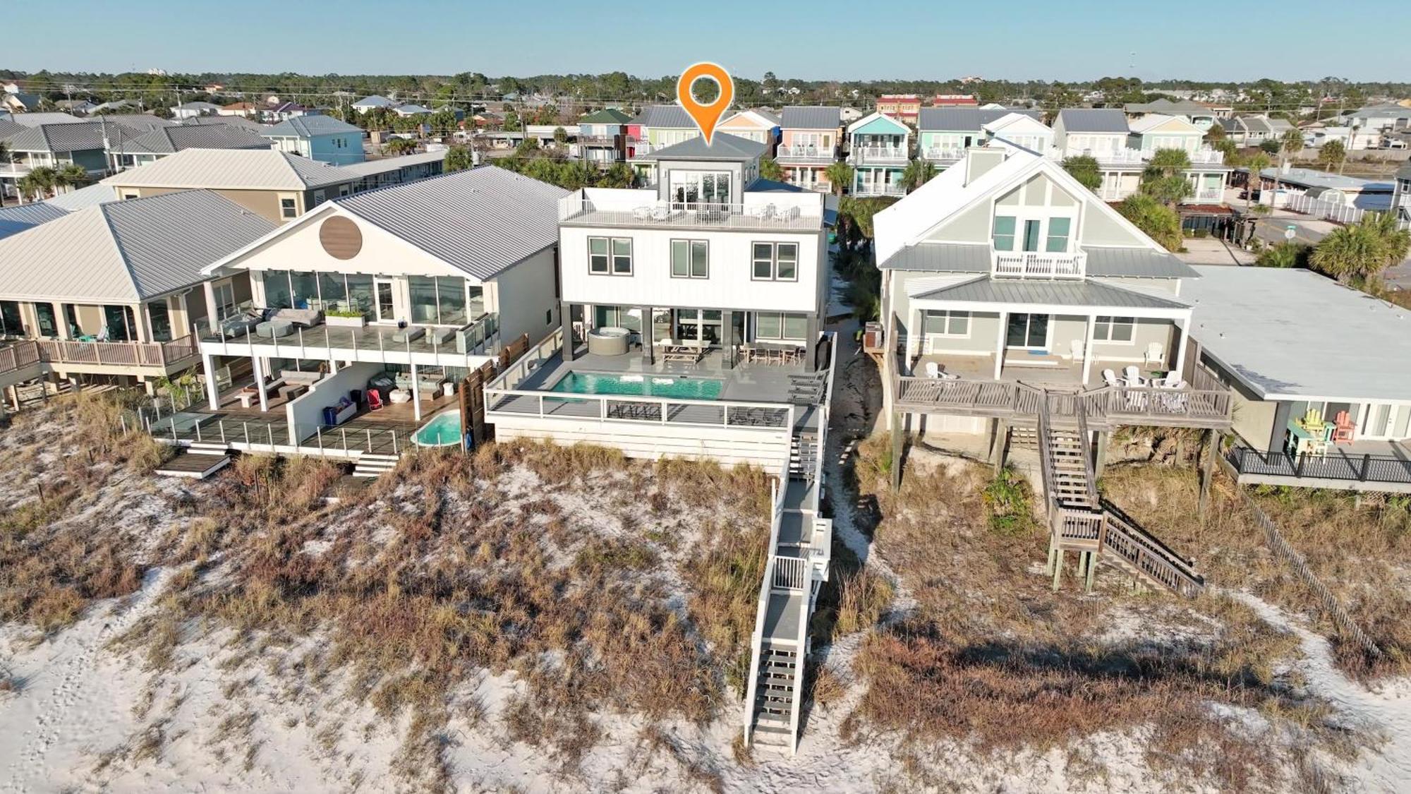 Holiday home Making Waves - Huge Heated Beachfront Pool Hot Tub! In Pcb!